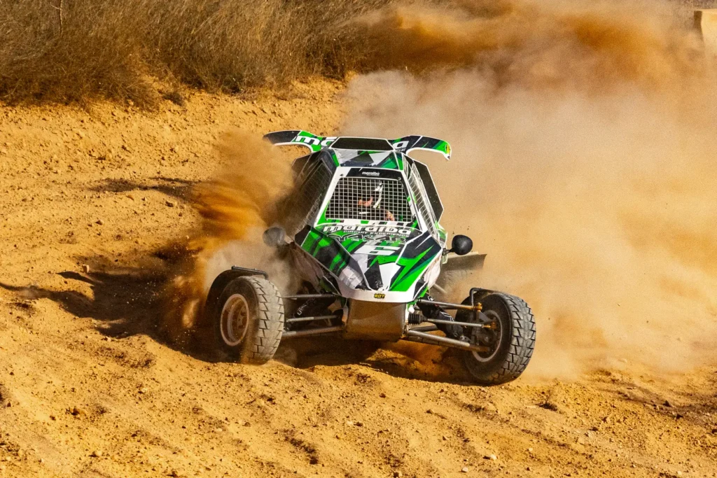 Yacar Cross en una curva del circuito de tierra