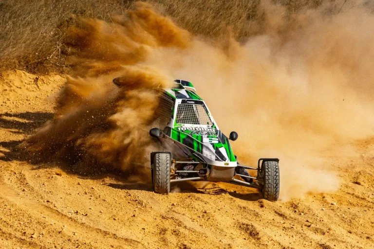 Yacar Cross derrapando en el circuito de tierra
