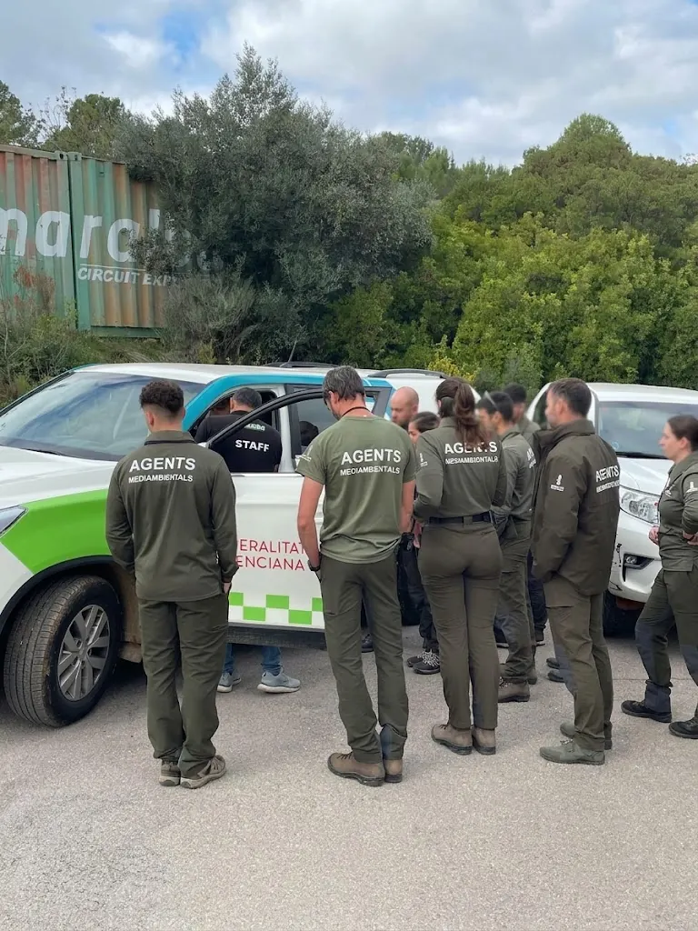 Grupo de agentes en un curso de conducción