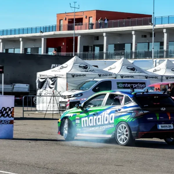 Turismo con sistema Easydrift en pista