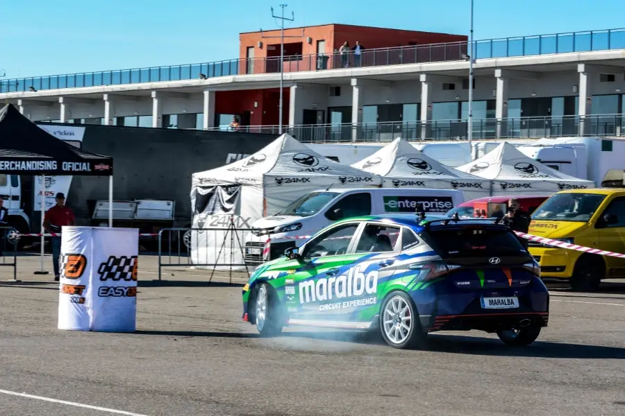Coche con sistema Easydrift en pista