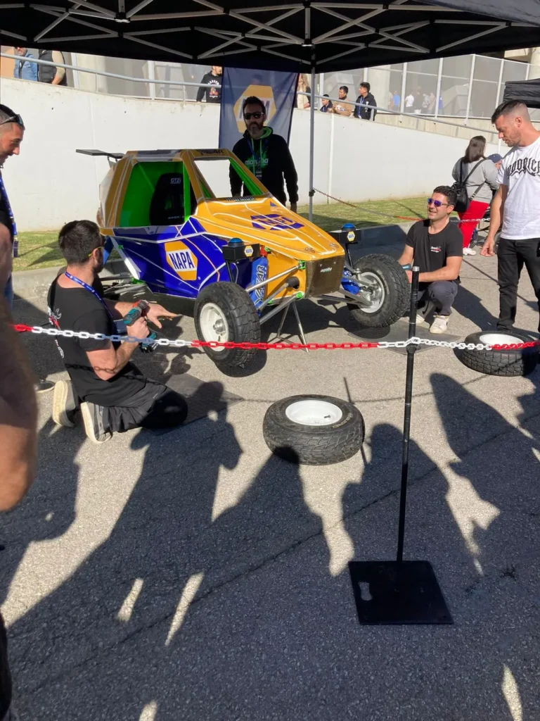 Exposición de un kart cross en un evento