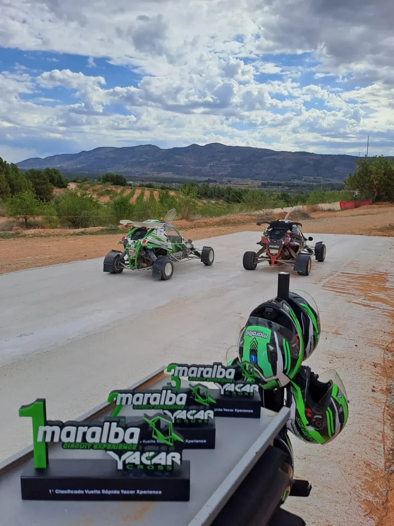 Trofeos y Yacar Cross en un evento de team building