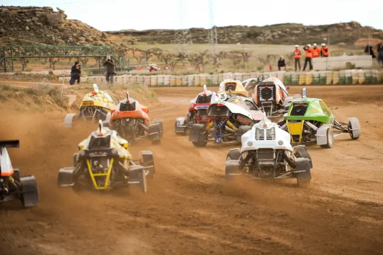 Varios kart cross en el circuito