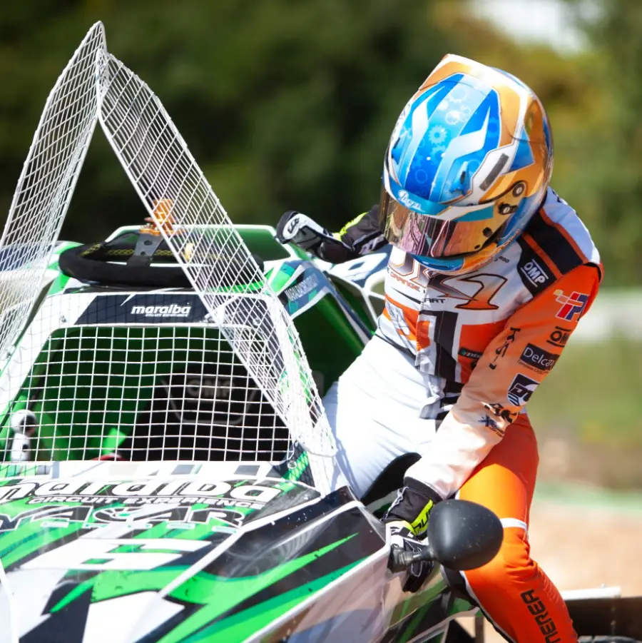 Piloto con casco y equipación